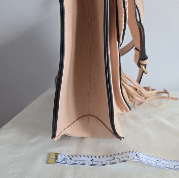 Elegant Light Pink Crossbody Bag - Picture 4 of 6